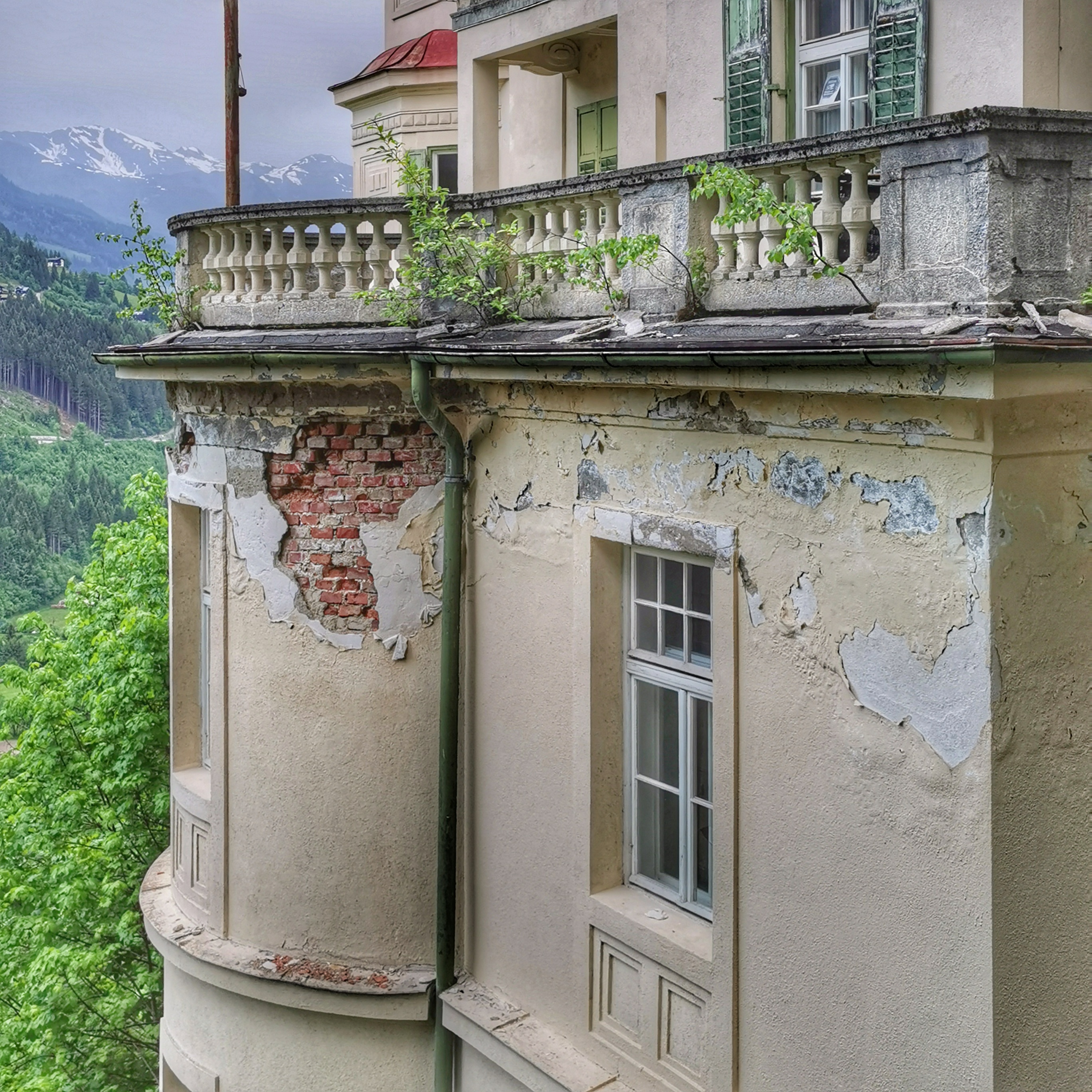 Traces of time on the facade of the former Hotel Astoria